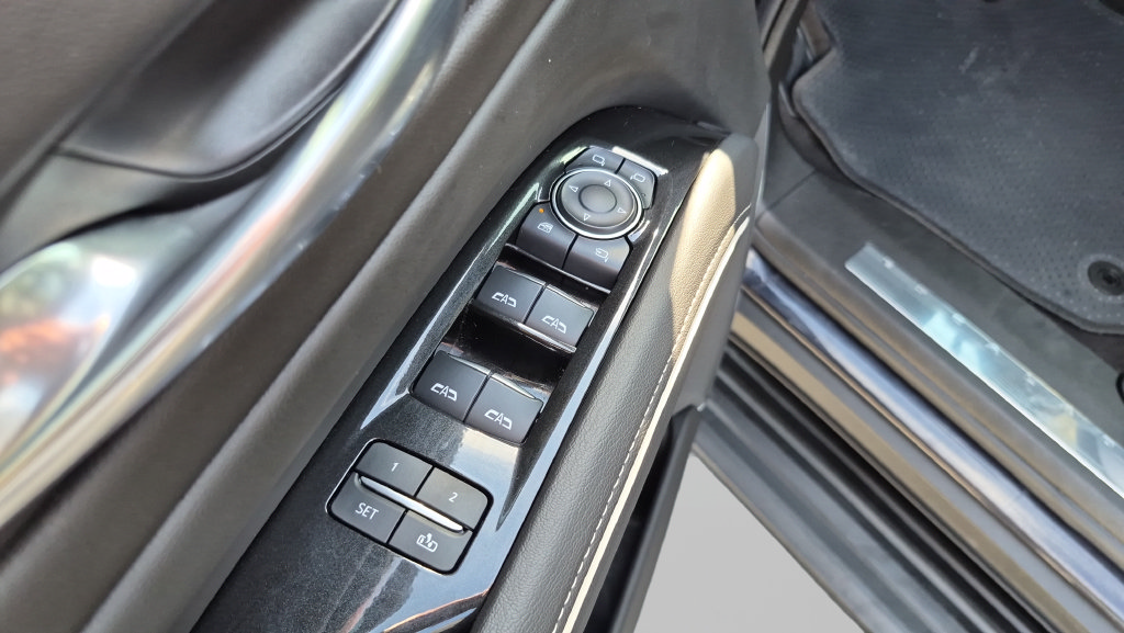 Used 2024 Cadillac Escalade Premium Luxury AWD/4WD image 10