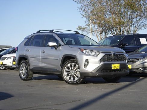 Used 2020 Toyota RAV4 XLE Premium image 2