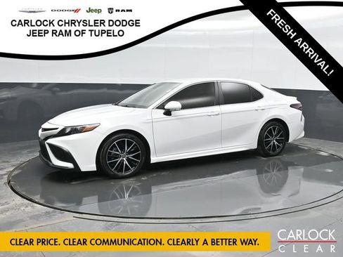 Used 2023 Toyota Camry SE image 1