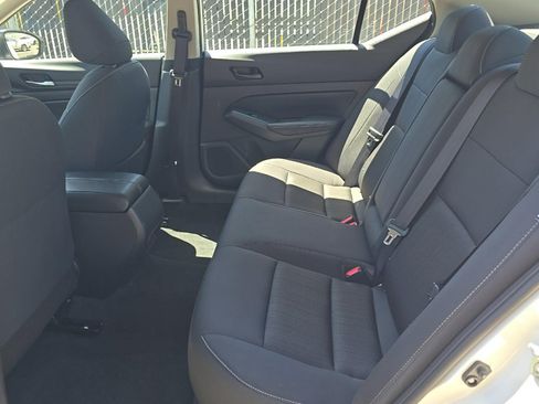Used 2025 Nissan Altima 2.5 SV FWD image 2