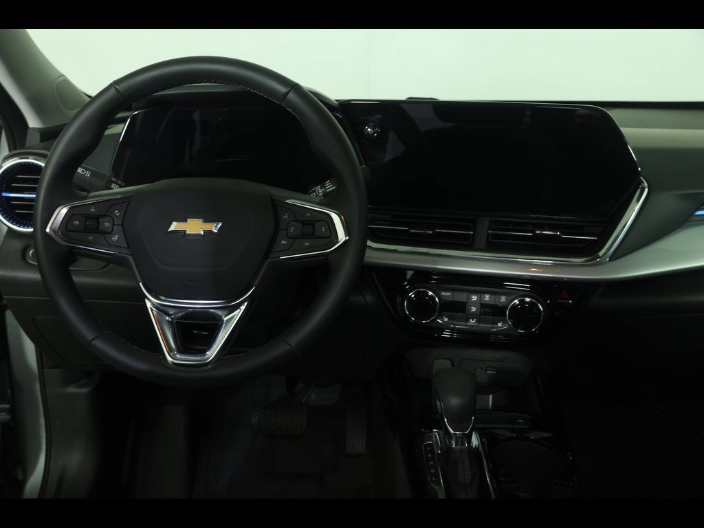 Used 2025 Chevrolet Trax LT w/ Driver Confidence Package FWD image 16
