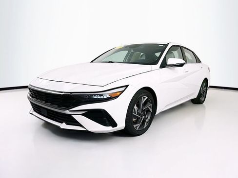 Used 2025 Hyundai Elantra Limited FWD image 3