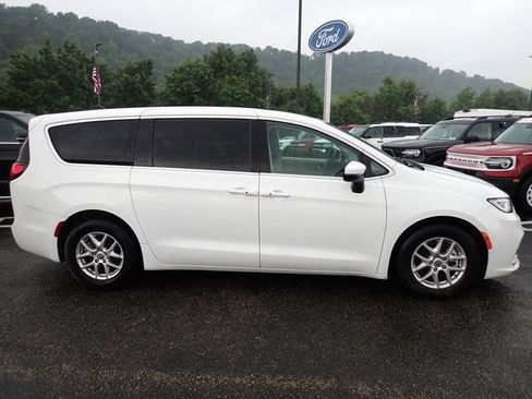 Used 2023 Chrysler Pacifica Touring-L FWD image 7