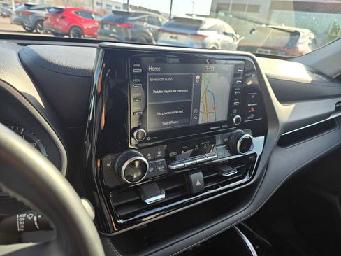Used 2020 Toyota Highlander XLE image 29