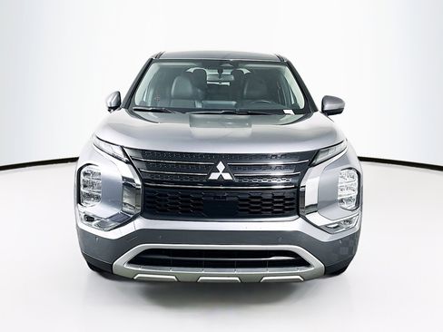 Used 2024 Mitsubishi Outlander SE image 2