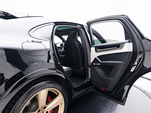 Used 2025 Porsche Cayenne GTS image 33