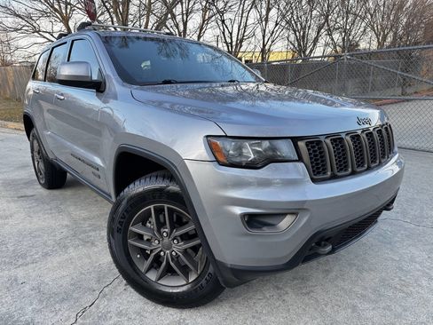 Used 2016 Jeep Grand Cherokee Laredo 75th Anniversary image 3