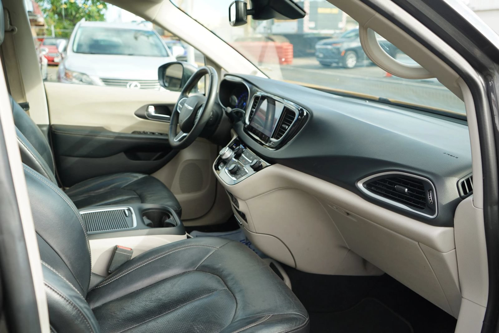 Used 2022 Chrysler Pacifica Touring-L FWD image 17