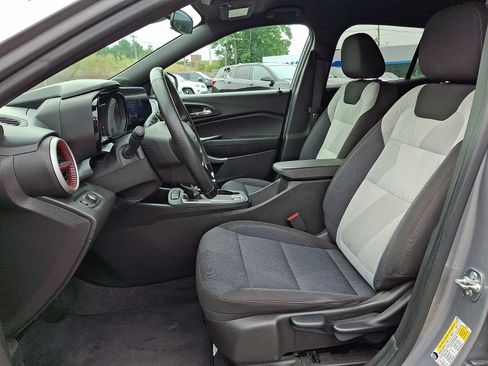 Used 2024 Chevrolet Trax RS FWD image 13