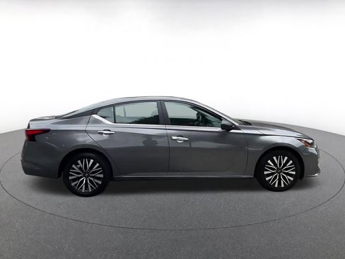 Used 2025 Nissan Altima 2.5 SV FWD image 16