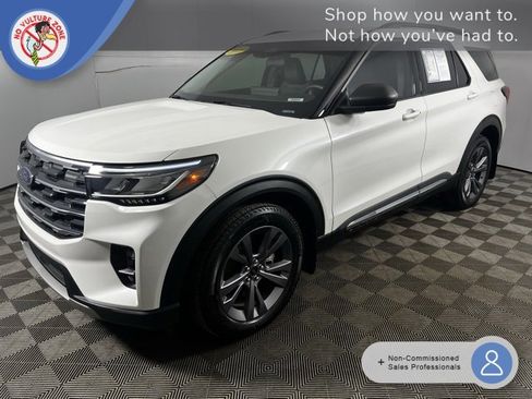 Used 2025 Ford Explorer Active w/ Active Comfort Package image 1