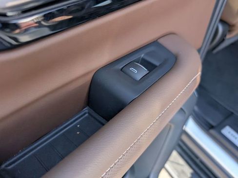 Used 2025 Chevrolet Suburban High Country image 11