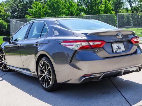 Used 2018 Toyota Camry SE FWD image 14