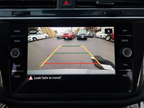 Certified 2022 Volkswagen Tiguan SE w/ Panoramic Sunroof Package image 23