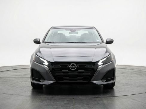 Used 2025 Nissan Altima 2.5 SV image 2