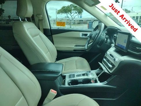 Used 2021 Ford Explorer XLT w/ Equipment Group 202A RWD image 12