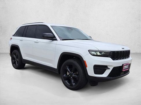 Used 2022 Jeep Grand Cherokee Altitude RWD image 3