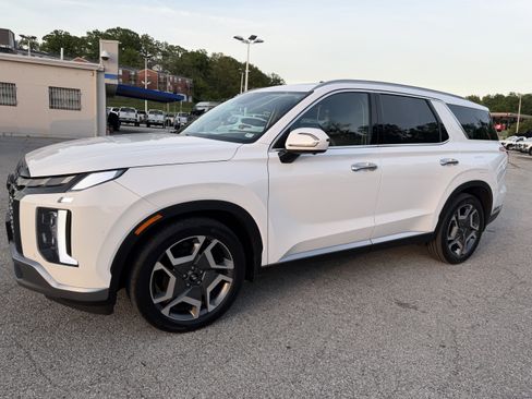 Used 2023 Hyundai Palisade Limited w/ Winter Package AWD/4WD image 3