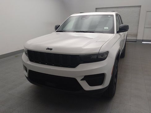 Used 2023 Jeep Grand Cherokee Altitude AWD/4WD image 15