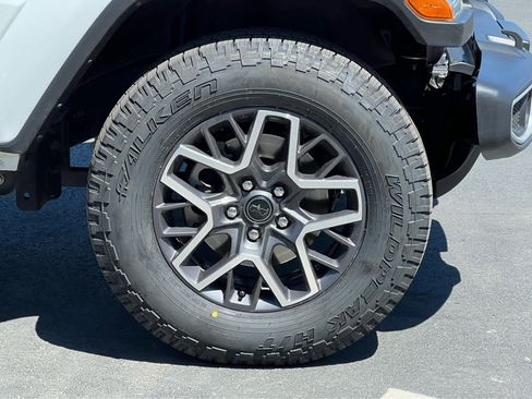 Used 2025 Jeep Wrangler Unlimited Sahara AWD/4WD image 16
