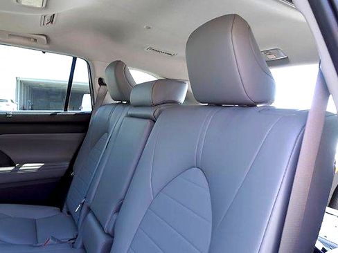 Used 2022 Toyota Highlander XLE AWD/4WD image 23