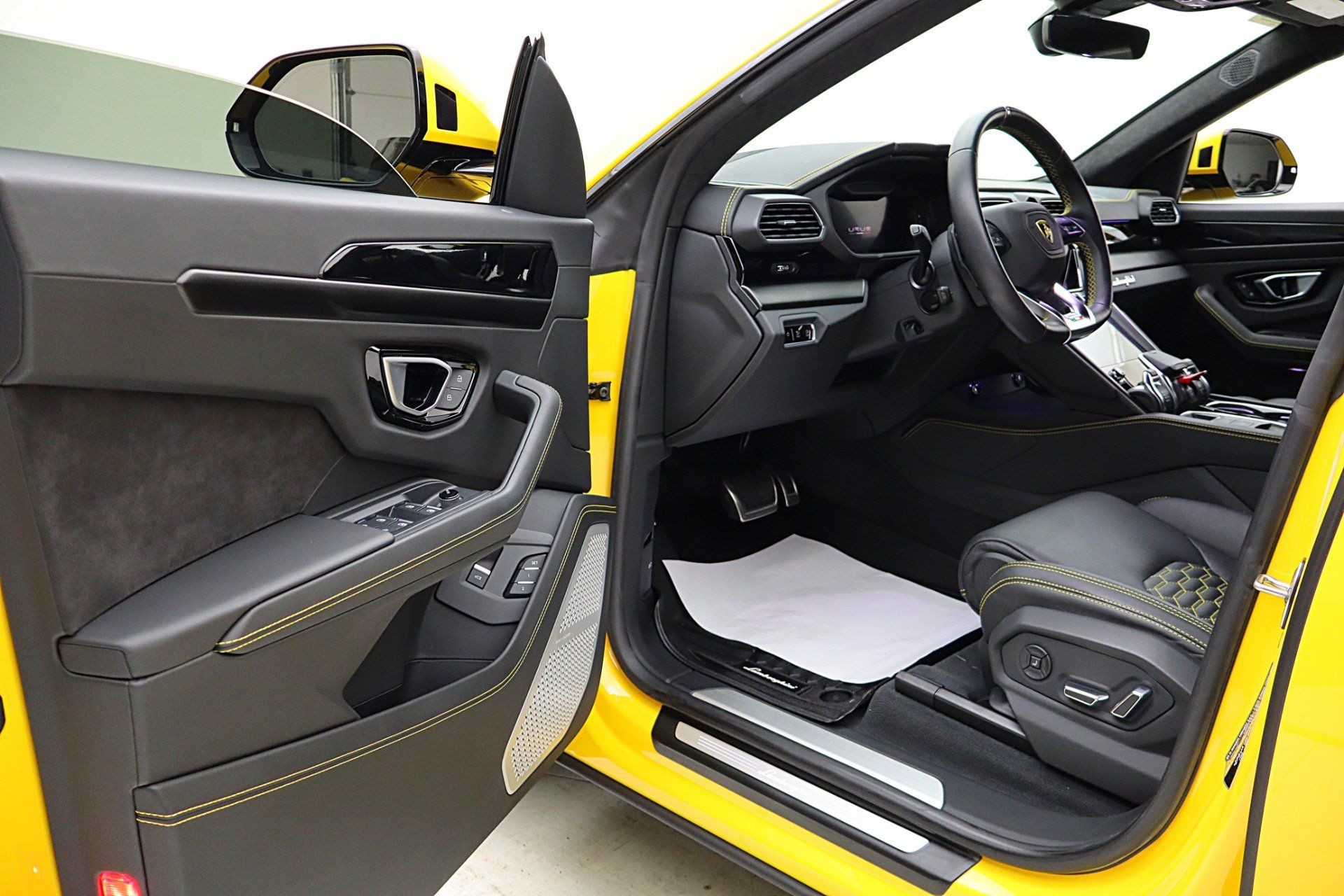 Used 2022 Lamborghini Urus AWD/4WD image 43