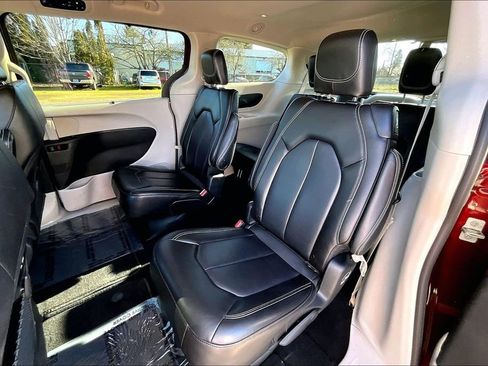 Used 2023 Chrysler Pacifica Touring-L FWD image 22