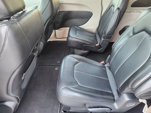 Used 2024 Chrysler Pacifica Touring-L FWD image 28
