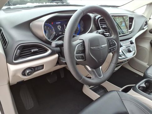 Used 2024 Chrysler Pacifica Touring-L image 14