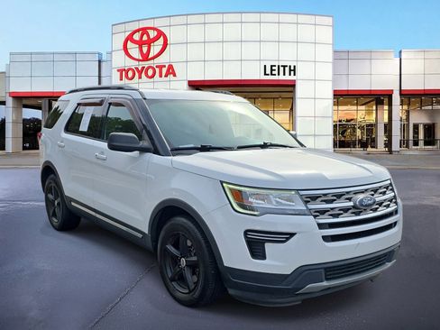 Used 2018 Ford Explorer XLT image 3
