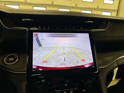 Used 2022 Jeep Grand Cherokee Limited image 24