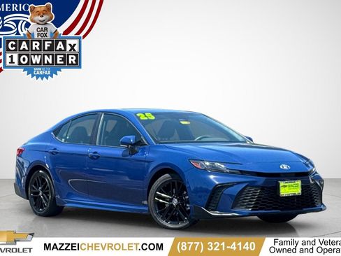Used 2025 Toyota Camry SE FWD image 1