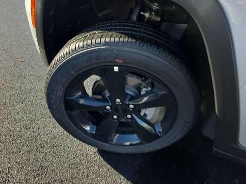 New 2025 Jeep Grand Cherokee Altitude image 31