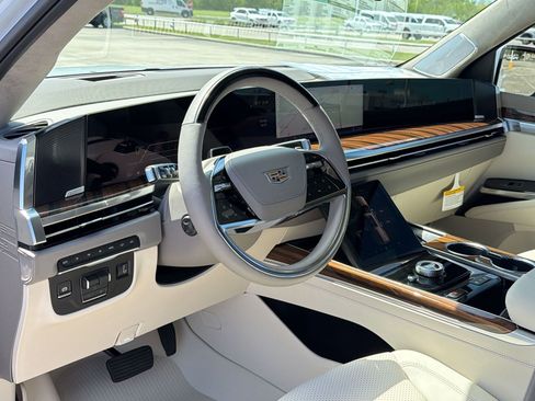 Used 2026 Cadillac Escalade Platinum Sport w/ LPO, Floor Liner Package image 4