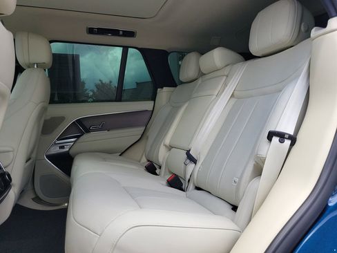 Used 2025 Land Rover Range Rover SE AWD/4WD image 9