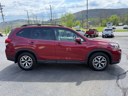 Used 2021 Subaru Forester Premium AWD/4WD image 2
