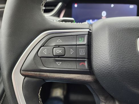 Used 2023 Jeep Grand Cherokee Limited w/ Black Appearance Package image 19