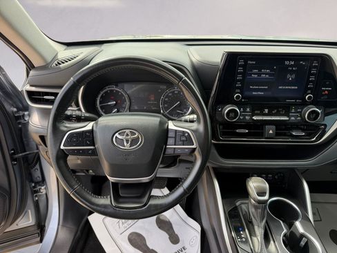 Used 2022 Toyota Highlander XLE FWD image 10