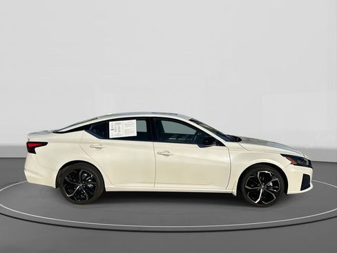 Used 2023 Nissan Altima 2.5 SR w/ SR Premium Package image 3