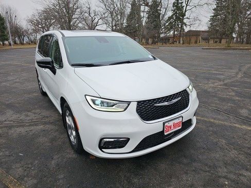 Used 2024 Chrysler Pacifica Limited w/ Uconnect Theater Family Group image 8