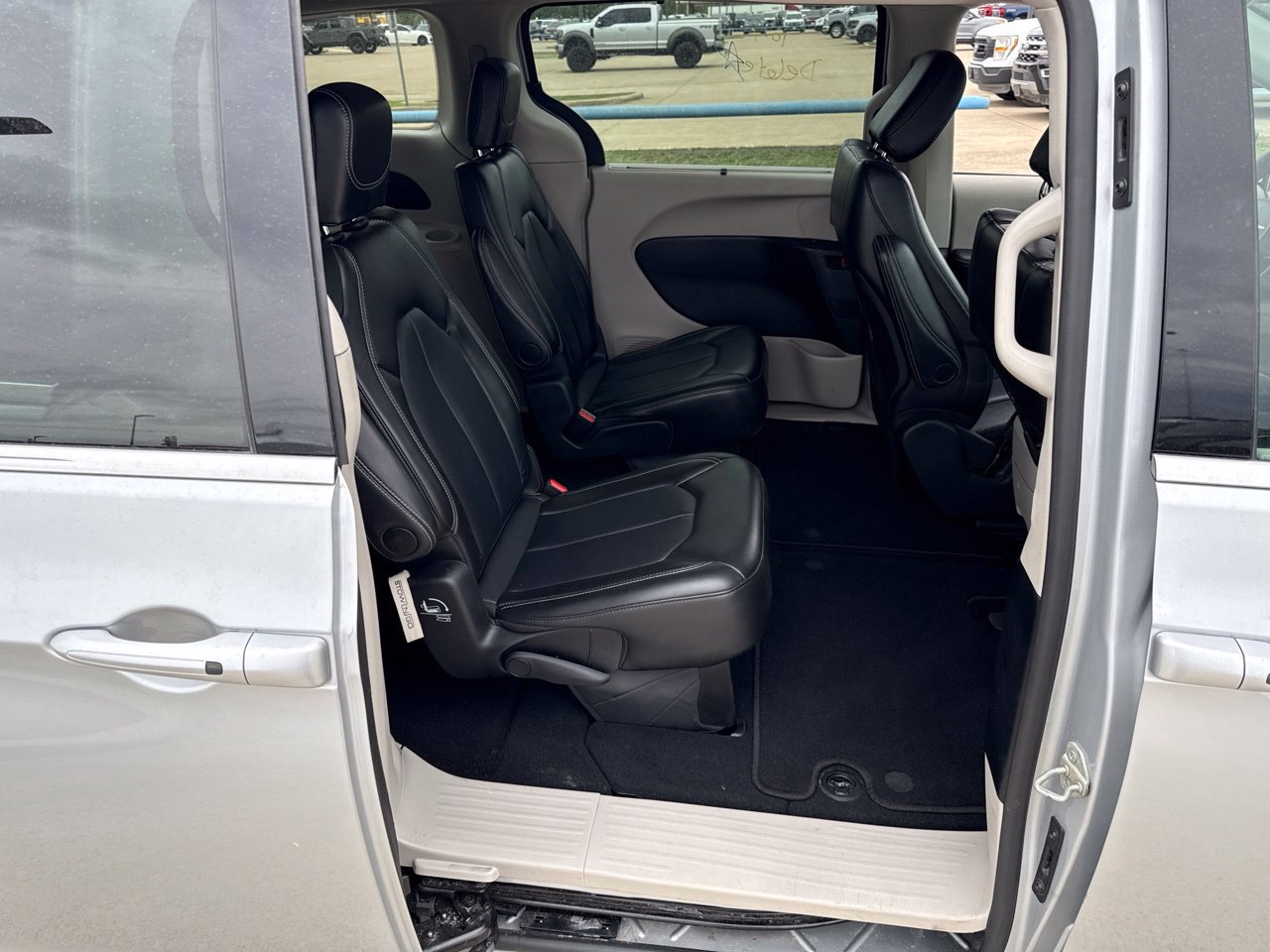 Used 2024 Chrysler Pacifica Touring-L FWD image 12