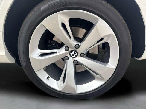 Certified 2025 Bentley Bentayga AWD/4WD image 36