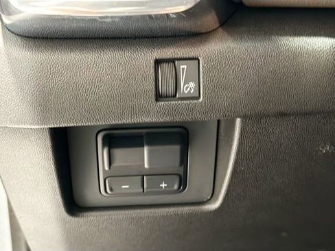 Used 2024 GMC Canyon Denali image 9