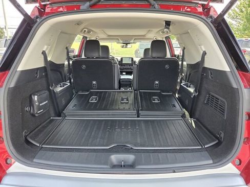 Used 2024 Nissan Pathfinder Platinum FWD image 17