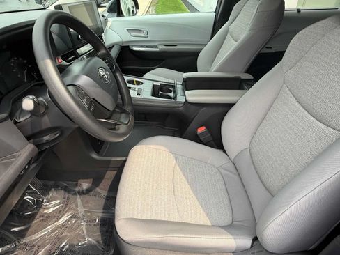 Used 2026 Toyota Sienna LE AWD/4WD image 13