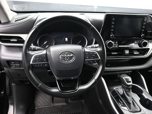 Used 2020 Toyota Highlander XLE AWD/4WD image 14
