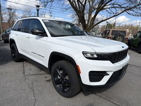 New 2025 Jeep Grand Cherokee Altitude AWD/4WD image 2