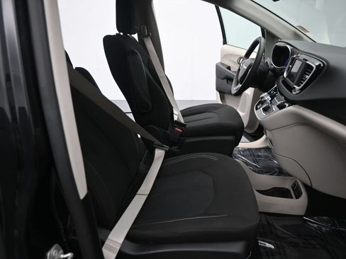 Used 2023 Chrysler Voyager LX FWD image 18
