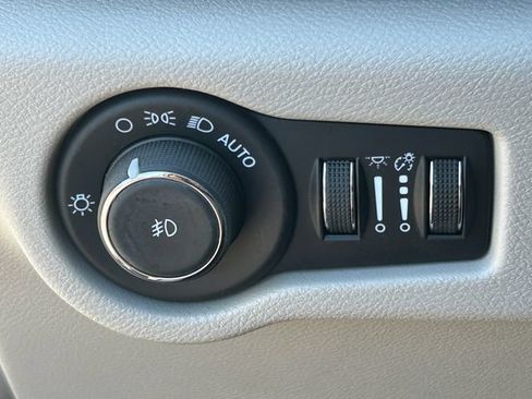 Used 2024 Chrysler Pacifica Limited FWD image 24