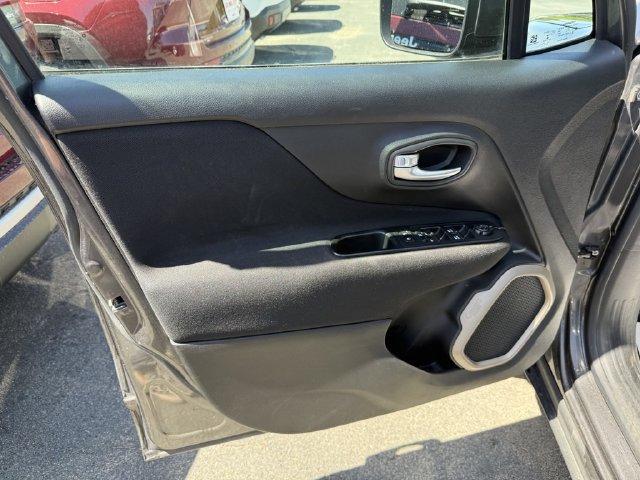 Used 2017 Jeep Renegade Latitude w/ Popular Equipment Group AWD/4WD image 20